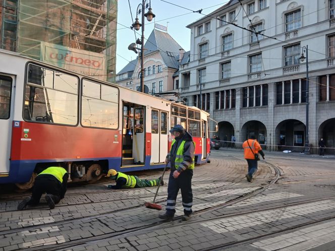 To mogło skończyć się tragedią w centrum Bydgoszczy. Wykoleił się tramwaj, którym podróżowało 50 pasażerów