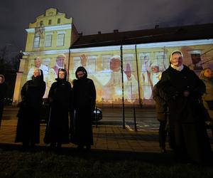 Kraków. Spotkanie modlitewne pod oknem papieskim w 18. rocznicę śmierci Jana Pawła II