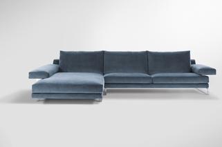 Rozłożysta sofa w kolorze niebieskim do modnej aranżacji salonu