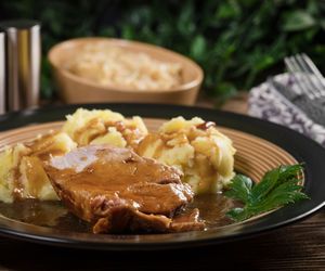 Mięciutka karkówka w sosie - przepis na karczek, który rozpływa się w ustach