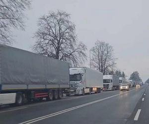 Rośnie frustracja kierowców tirów czekających na wyjazd z Polski do Ukrainy