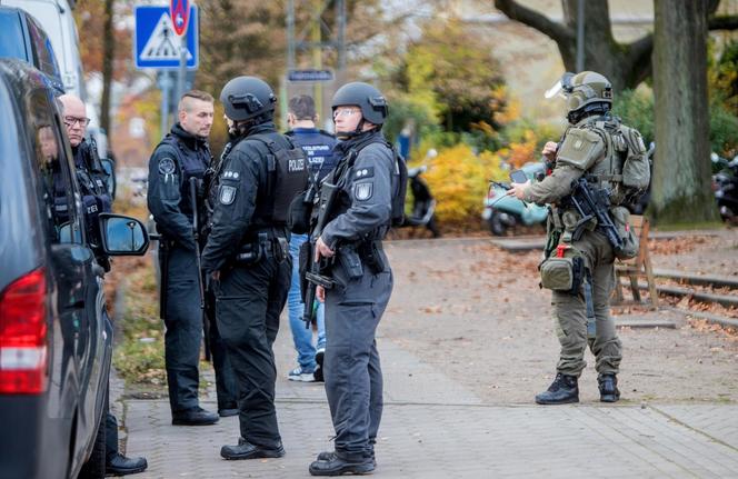 Niemieckie jednostki policji szturmują szkołę w Hamburgu po doniesieniach o bandycie