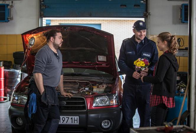 To nie koniec świata 2 sezon odc. 24. Blanka (Anna Karczmarczyk), Młody (Jędrzej Taranek), Jacek Kotek (Marek Kaliszuk)