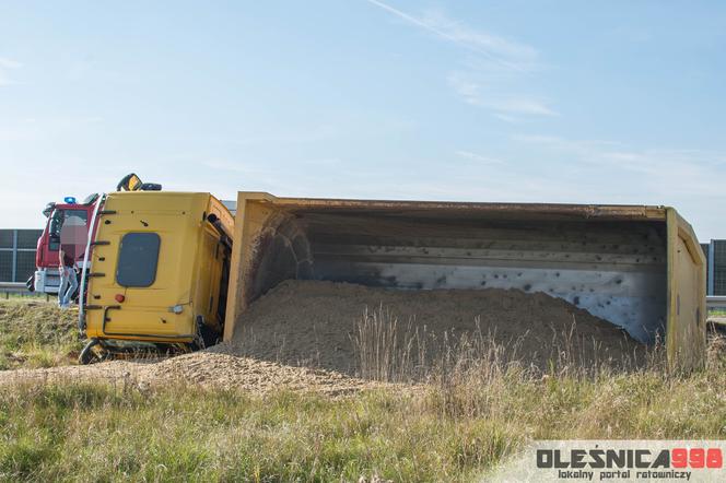 Citroen zderzył się czołowo z wywrotką. Groźny wypadek pod Oleśnicą