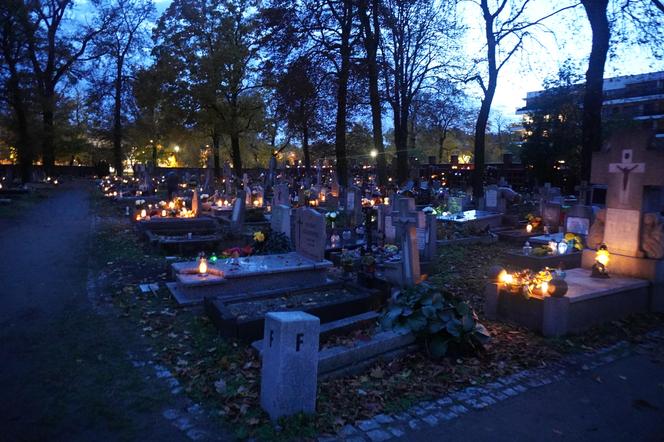 Tak wygląda Cmentarz Starofarny w Bydgoszczy po zmroku w przeddzień Święta Zmarłych. Zobacz zdjęcia