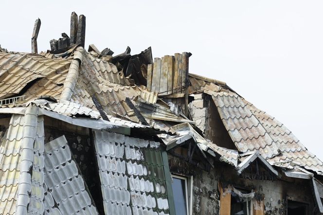 Blok przy ul. Powstańców w Ząbkach po pożarze