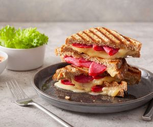 Sycące śniadanie robię z 3 składników. Ciepłe i chrupiące tosty są gotowe w 10 minut 