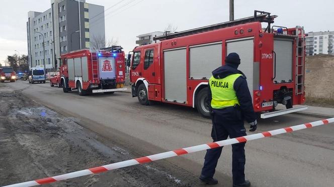 Pożar w salonie urody w Wawrze. Strażacy znaleźli podejrzaną paczkę, ewakuacja mieszkańców