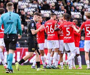 Absolutnie skandaliczna oprawa na derbach Krakowa. W pewnym momencie zaczęło się palić