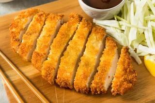 Kurczak katsu, czyli japońska wersja kotletów z filetu. Najważniejsza jest super chrupka panierka