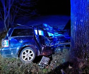 Straszna tragedia, aż serce pęka. 18-latka zginęła na miejscu, 19-latek walczy o życie w szpitalu. Ich passat roztrzaskał się na drzewie