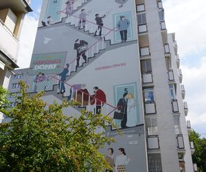 Mural serialowy na ścianie sąsiedniego budynku