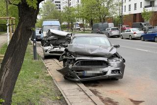Totalna masakra na Pradze-Południe. Sześć rozbitych pojazdów na poboczu 	