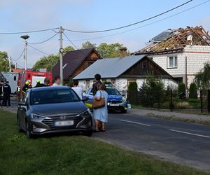 Zniszczony przez drona dach budynku mieszkalnego w miejscowości Wyryki
