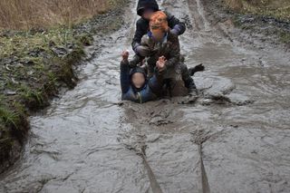 Nietypowy kulig na Śląsku. Zamiast śniegu błoto, a zamiast konia samochód terenowy. 