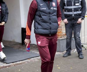 Reprezentacja zmokła na spacerze. Lewandowski się krył przed deszczem