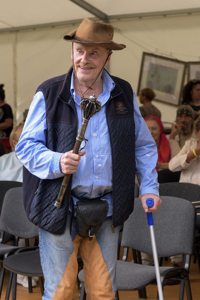 Kowboj o kulach. Tak Olbrychski wraca do zdrowia po operacji