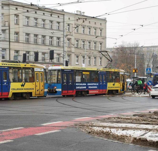 "Tramwajowy armagedon" we Wrocławiu. Awarie torowisk, tramwajów i wściekli pasażerowie MPK 