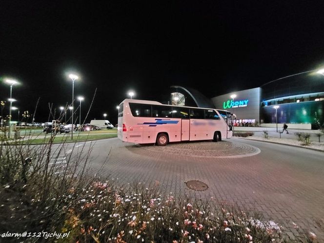 Kierowcy parkują na rondzie przy Parku Wodnym Tychy