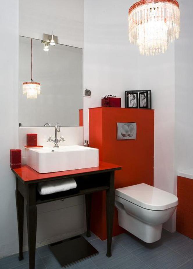 Ciemny stolik w biało-czerwonej łazience