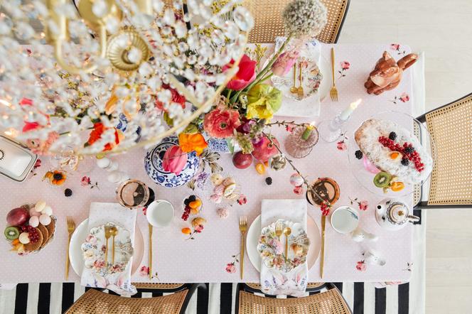 Wielkanocny stół pięknie nakryty - w stylu grandmillennial