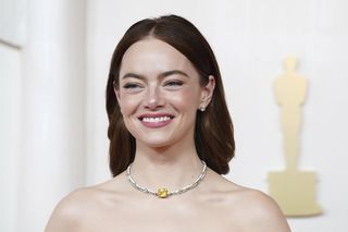 Emma Stone weszła na scenę z pękniętą sukienką! Wielka wpadka laueratki Oscara! Nie patrzcie