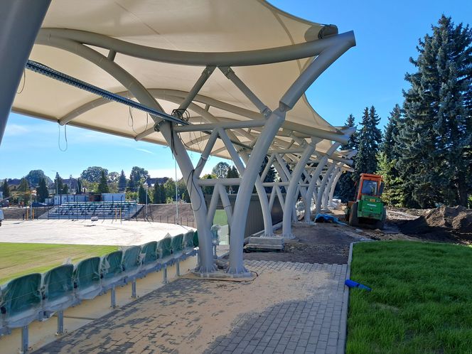 Budowa stadionu w Starachowicach. Na murawie już zielono