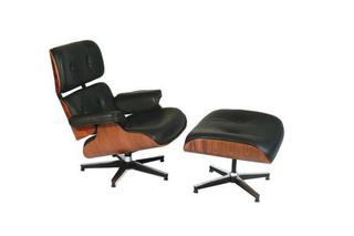 The Eames Lounge Chair and ottoman, najsłynniejsze dzieło Charlesa i Ray Eames. 