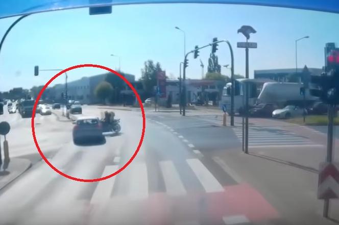 Motocyklista przeleciał kilka metrów! Koszmarny wypadek w Poznaniu [WIDEO]