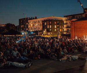 Tłumy ludzi i świetna atmosfera. Wystartowało plenerowe Kino Letnie w Centrum Historii Zajezdnia [GALERIA]