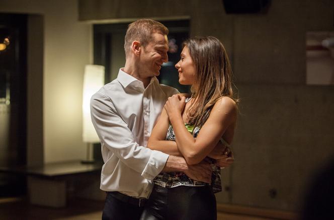 To nie koniec świata 2 sezon odcinek 21. Monika (Klaudia Halejcio), Paweł (Krystian Wieczorek)