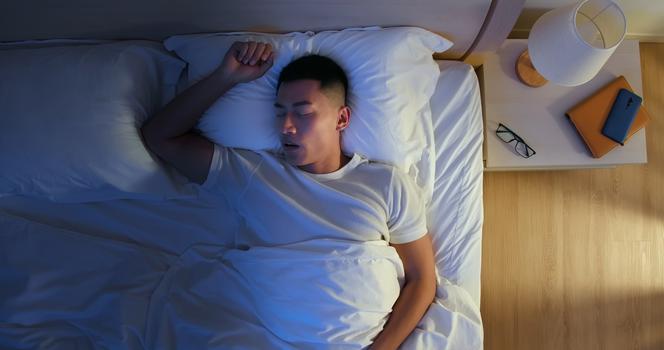 Spanie na plecach może poprawić oddychanie