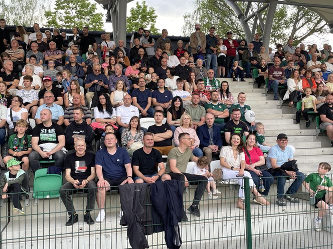 Kibice na otwarciu stadionu w Starachowicach