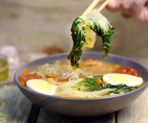 Warzywna zupa w azjatyckim stylu. Z kapustą pak choi i pieczarkami 