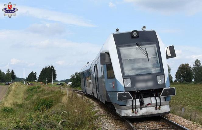 Wjechał samochodem pod pociąg