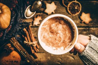 Zastąpiłam „pumpkin spice latte” czymś zdrowszym. Ten odchudzający napój pokocha każda jesieniara