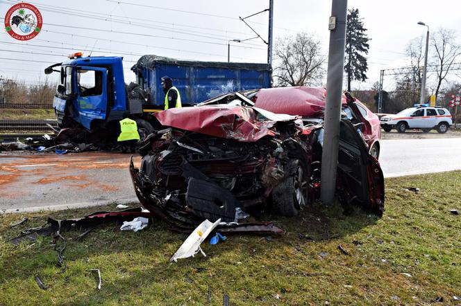 Czołowe zderzenie osobówki z ciężarówką