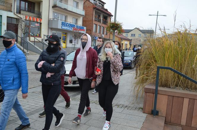 "Z KOBIETAMI NIE WYGRACIE" w Starachowicach też protestowali przed biurami posłów PiS 