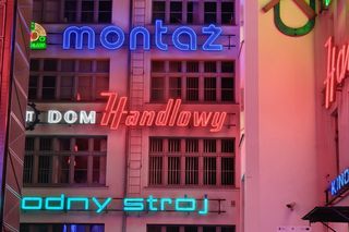 Wrocław rozświetlony neonami jak w Cyberpunku. Futurystyczny klimat