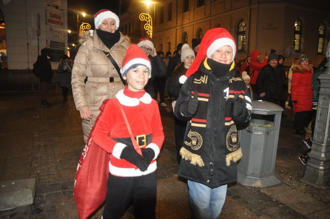 Orszak Świętego Mikołaja i choinka w Rynku w Kielcach