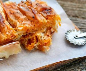 Feta w chrupiącym cieście z brzoskwiniami. Połączenie tak dobre, że zapomnisz o innych przepisach