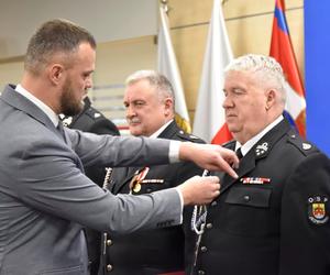 Wręczono odznaki Świętego Floriana i innne medale strażakom. Wśród zasłużonych wójt Gminy Iława