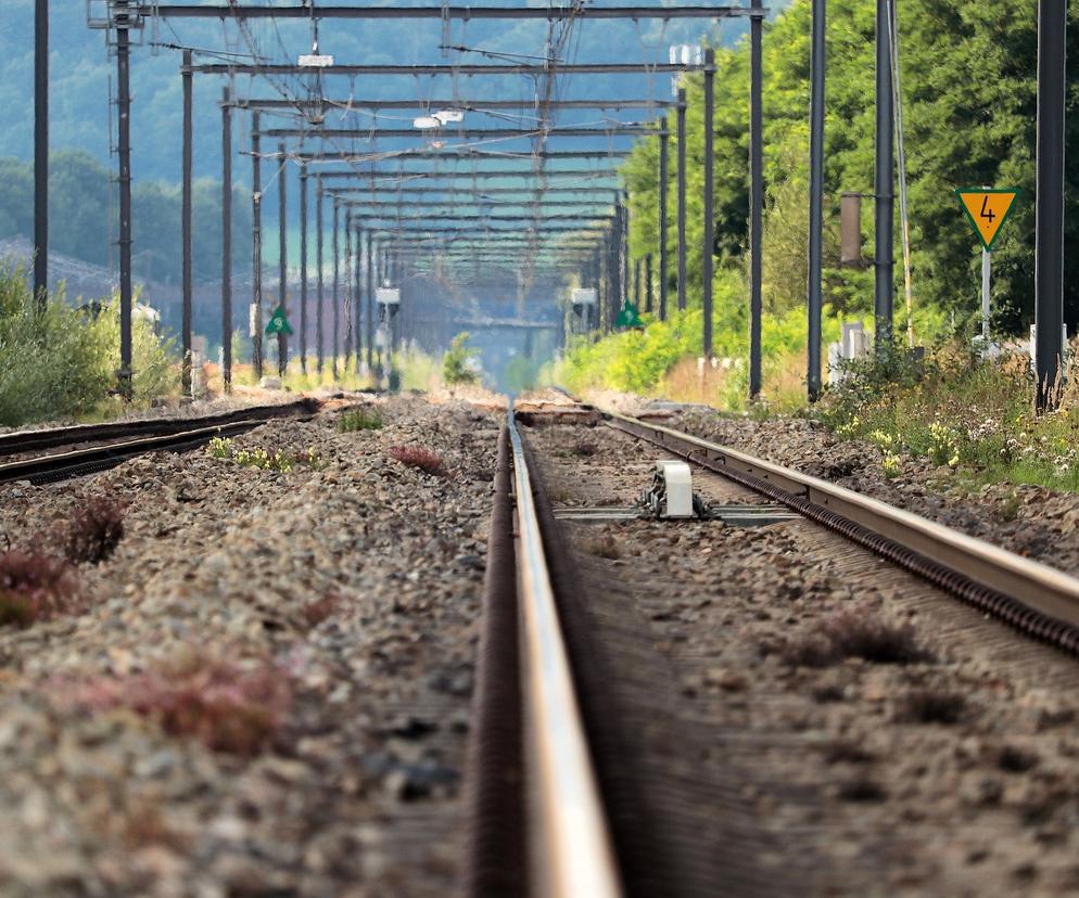 Młody mężczyzna zginął pod kołami pociągu! Tragedia na torach w Ostródzie