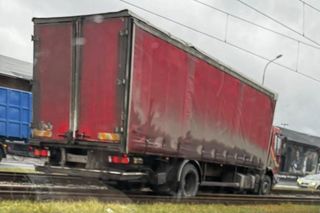 Wypadek na Włókniarzy. Ciężarówka wylądowała w torowisku