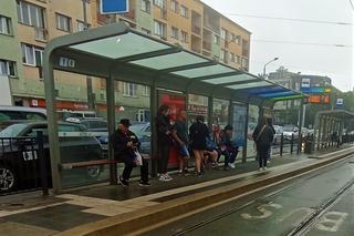 Niewidoczne tablice z przyjazdami tramwajów i autobusów