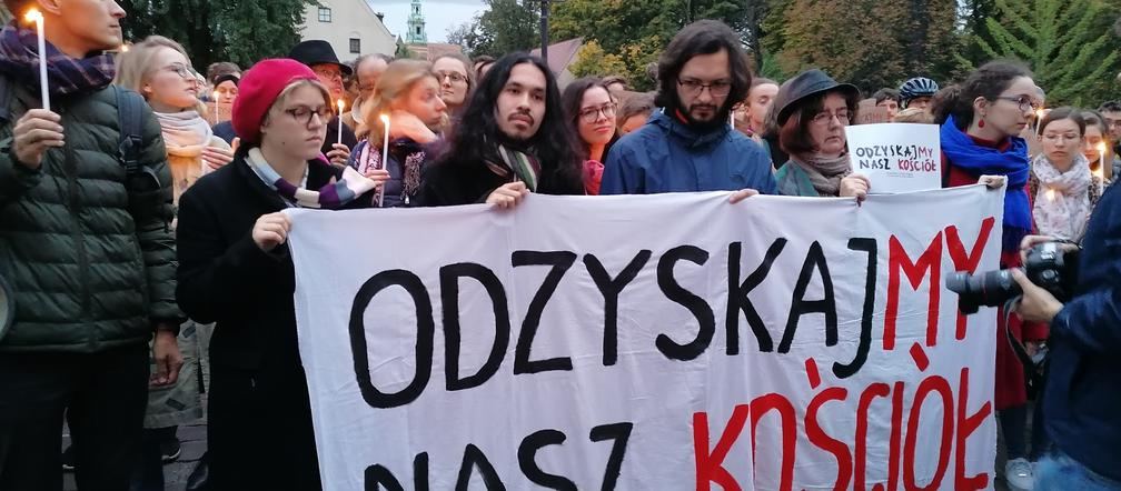 Protest katolików pod krakowską kurią