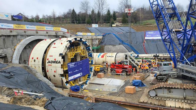 Wielkie chińskie maszyny TBM drążą najdłuższy tunel kolejowy w Polsce