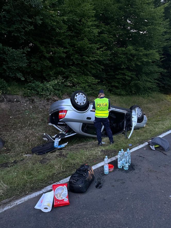 Wypadek na DK 20 pod Bytowem. Rodzina z dziećmi dachowała. Sarna wyskoczyła na jezdnię