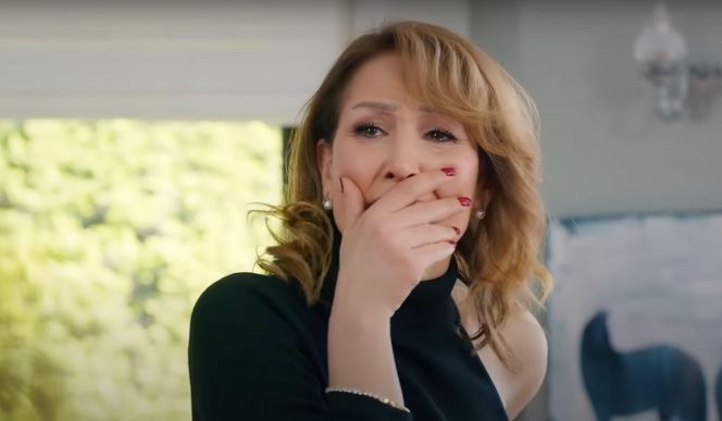 Porywacz Zeynep, Ragip, zjawi się w domu Bulenta i zagrozi, że wplącze Melis w przestępstwo.