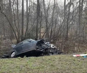 Ciało 31-latka leżało poza autem obok 25-latki! Przerażający wypadek BMW pod Radomskiem [ZDJĘCIA]